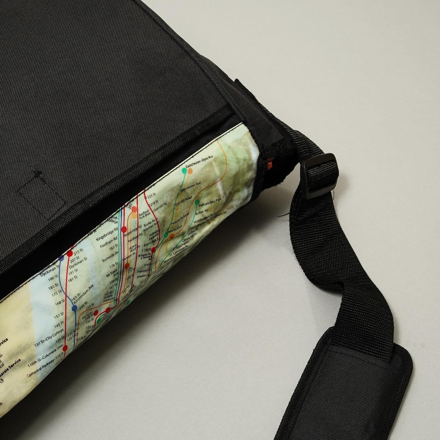 BIG APPLE ADVENTURE Messenger Bag