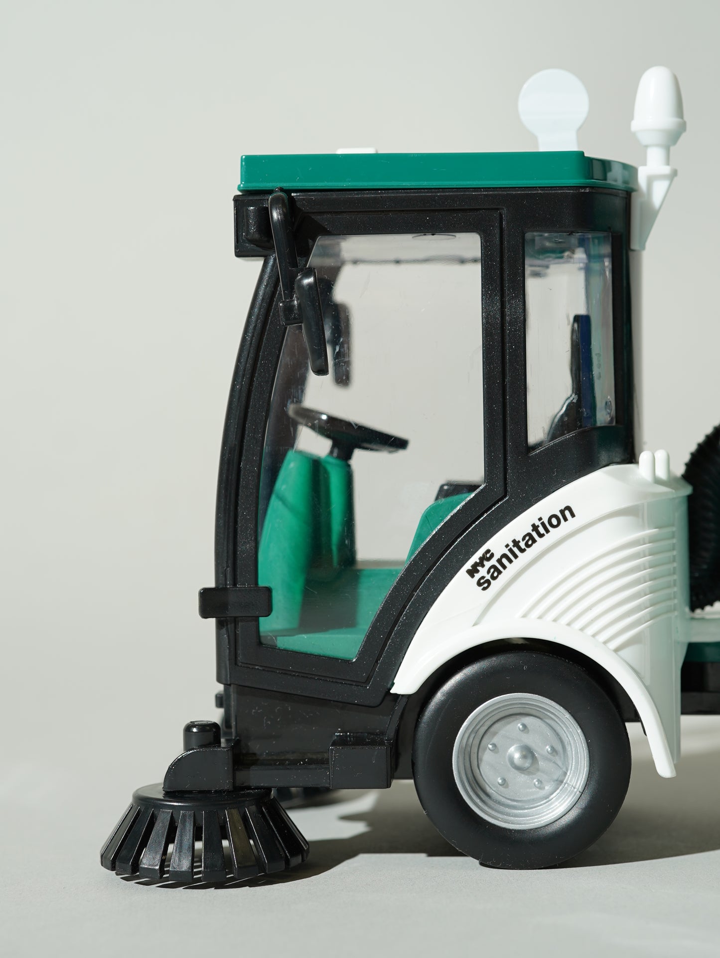 1:16 DSNY Street Sweeper with Lights & Sounds