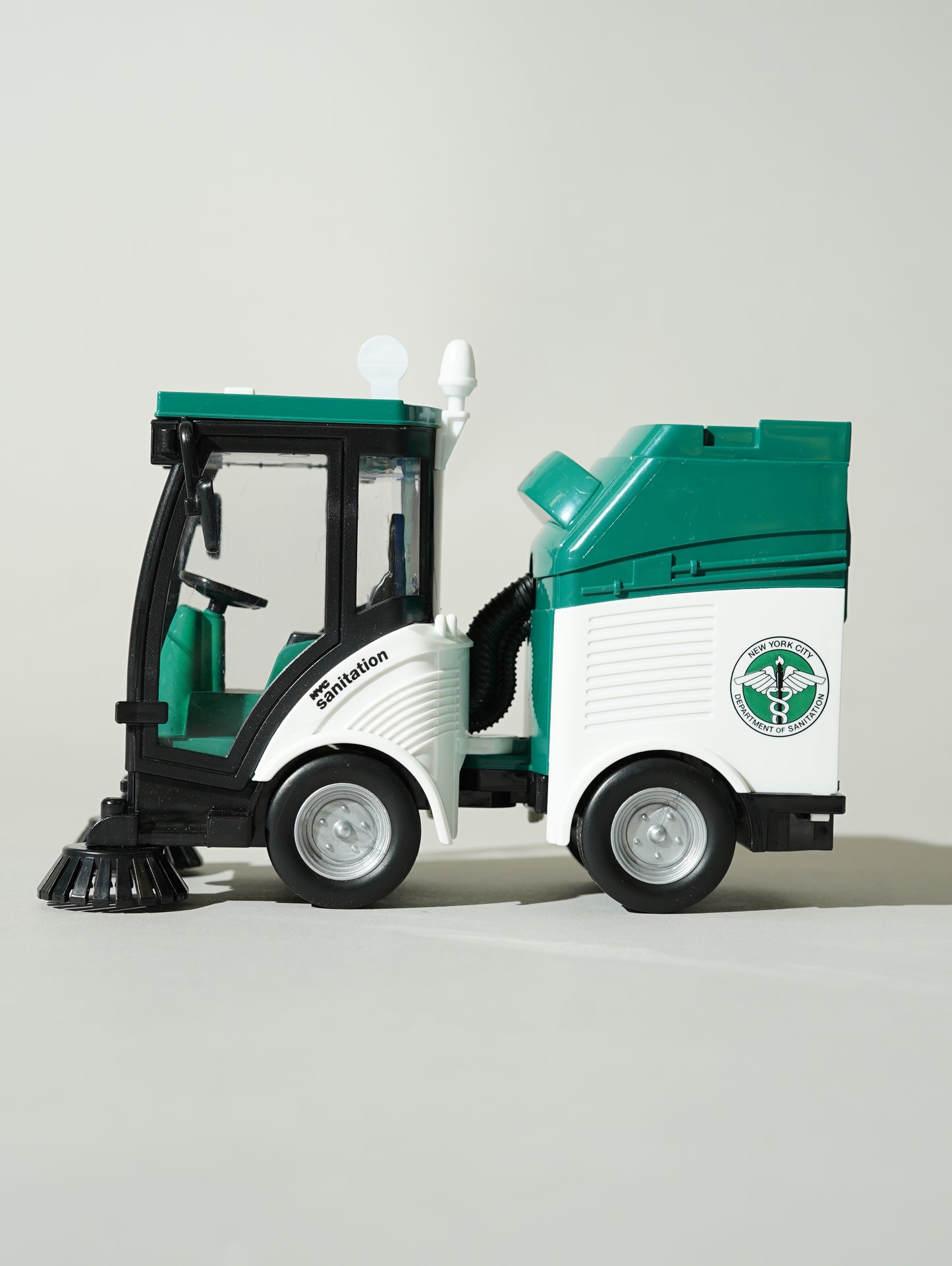 1:16 DSNY Street Sweeper with Lights & Sounds