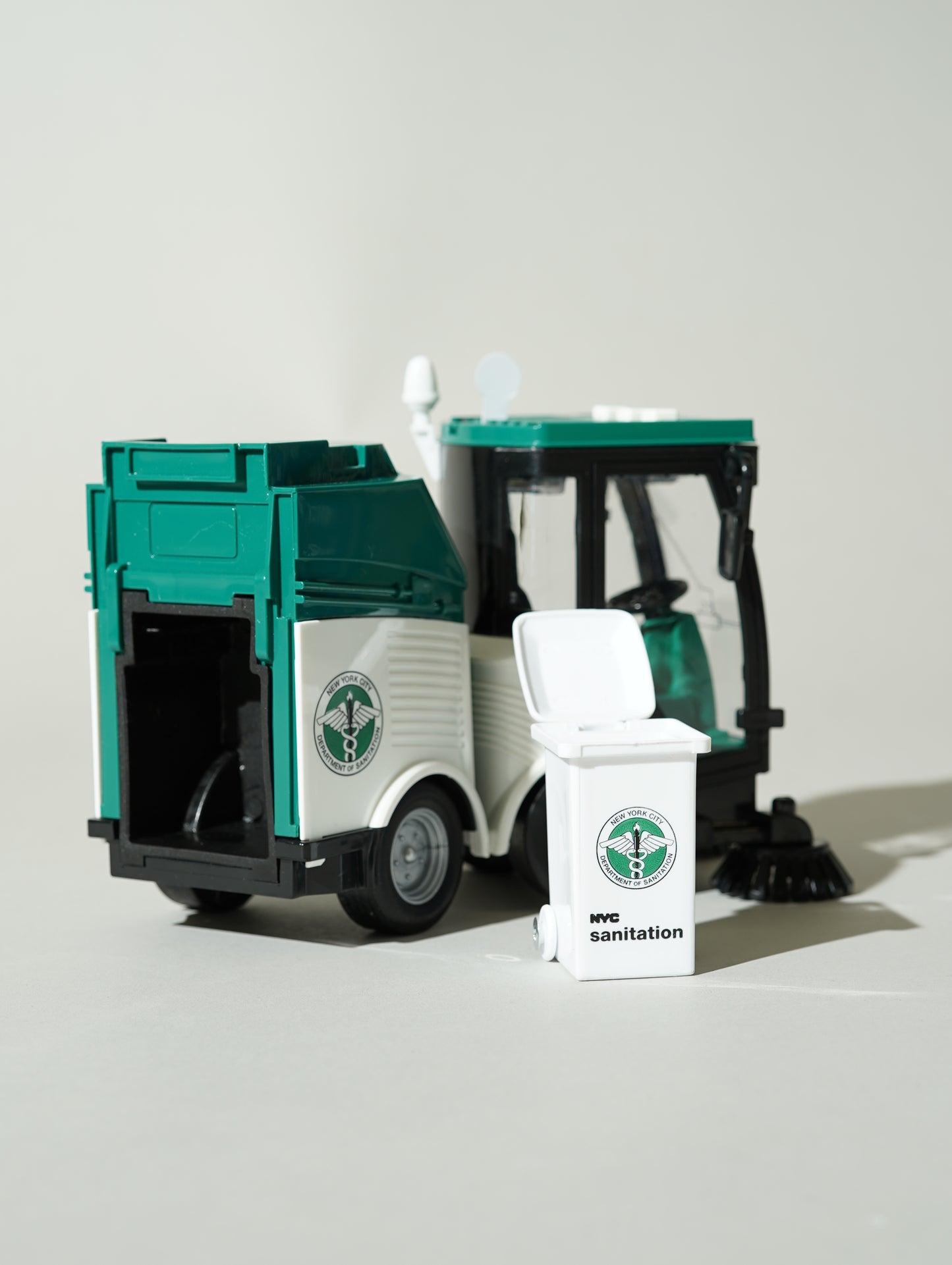 1:16 DSNY Street Sweeper with Lights & Sounds