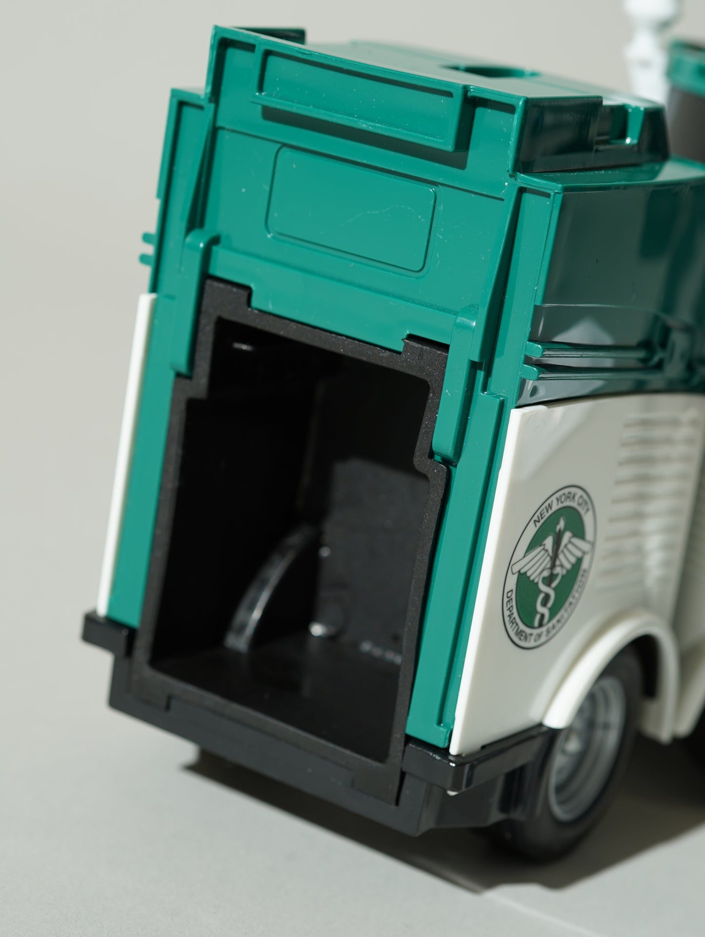 1:16 DSNY Street Sweeper with Lights & Sounds
