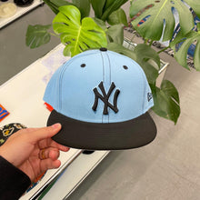 Load image into Gallery viewer, New York Yankees New Era 9FIFTY SnapBack Cap &quot;Blue&quot;
