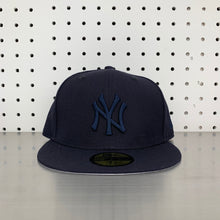 Load image into Gallery viewer, New York Yankees New Era 59FIFTY Fitted Cap &quot;All Navy&quot;
