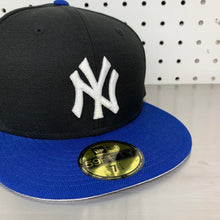 Load image into Gallery viewer, New York Yankees New Era 59FIFTY Fitted Cap &quot;Black x Blue&quot;
