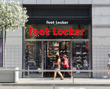 Load image into Gallery viewer, New York Knicks x Foot Locker Promotion Cap / Foot Locker Water Bottle
